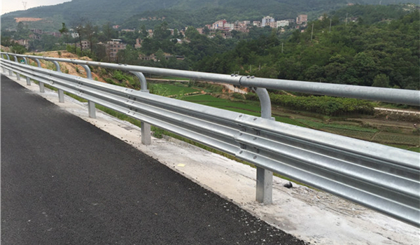 高速公路护栏应注意保养及防潮